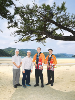 （左から）有限会社浜崎製麺所社長・浜崎祥雄氏、株式会社ますだ製麺社長・舛田好伸氏、新上五島町長・石田信明氏、同町五島うどん課長・近藤聡氏