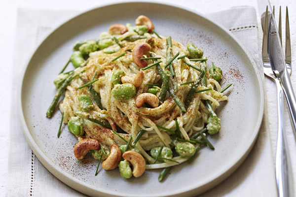 Goto Udon in Pesto Sauce with Green Vegetables and Cashew Nuts
